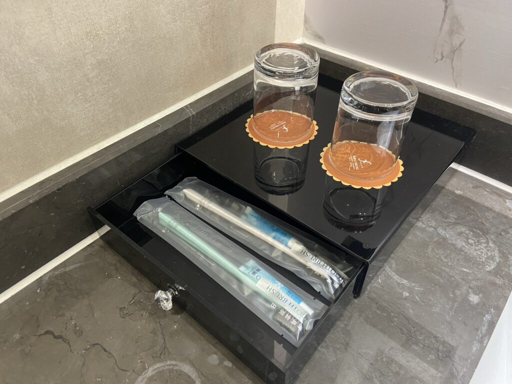 コップと歯ブラシも備えつき