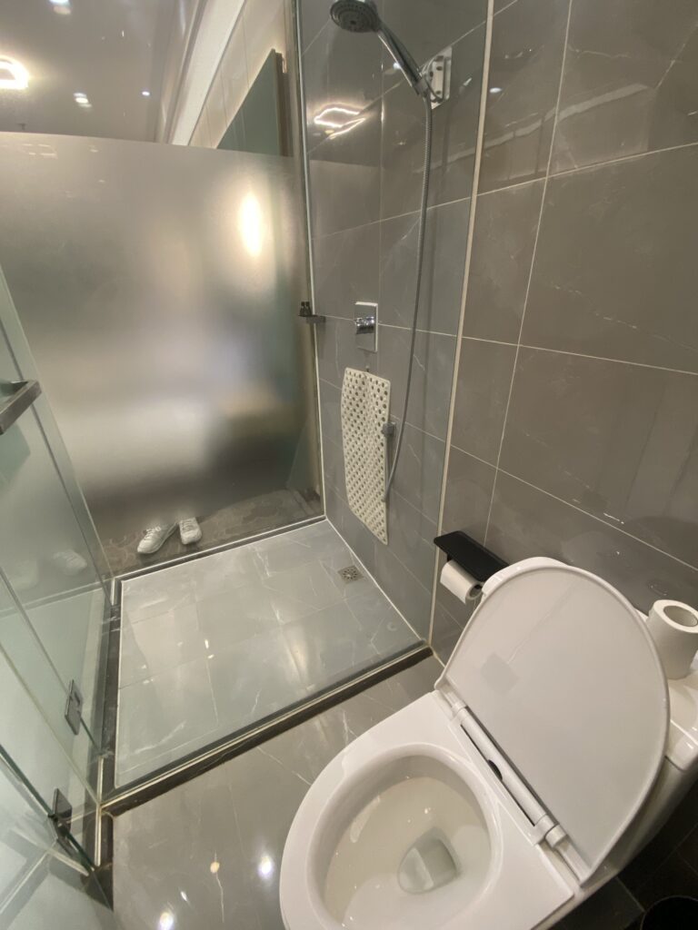 スケスケのトイレとシャワールーム